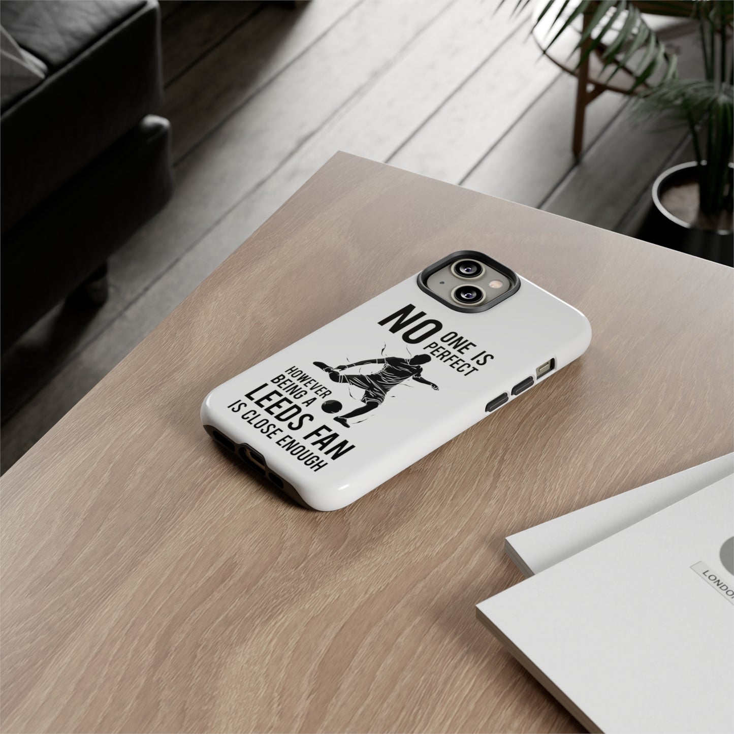 Funda resistente para teléfono: nadie es perfecto, sin embargo, ser fanático del Leeds está lo suficientemente cerca