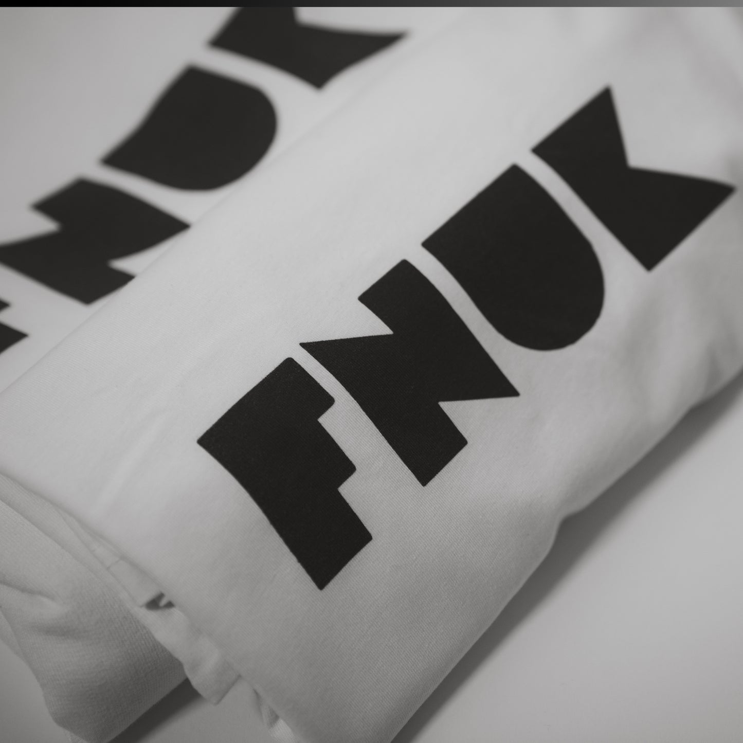 FNUK Logotyp t-shirt för kvinnor i svart och vitt