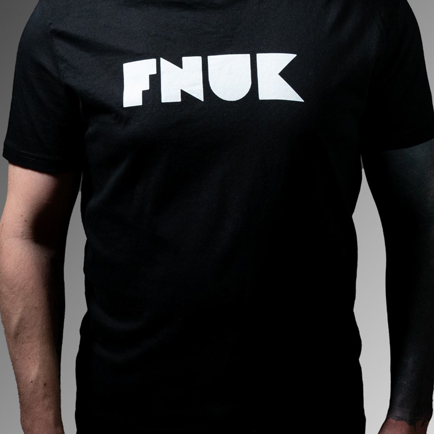 Camiseta con Logo FNUK para Hombre en Blanco y Negro