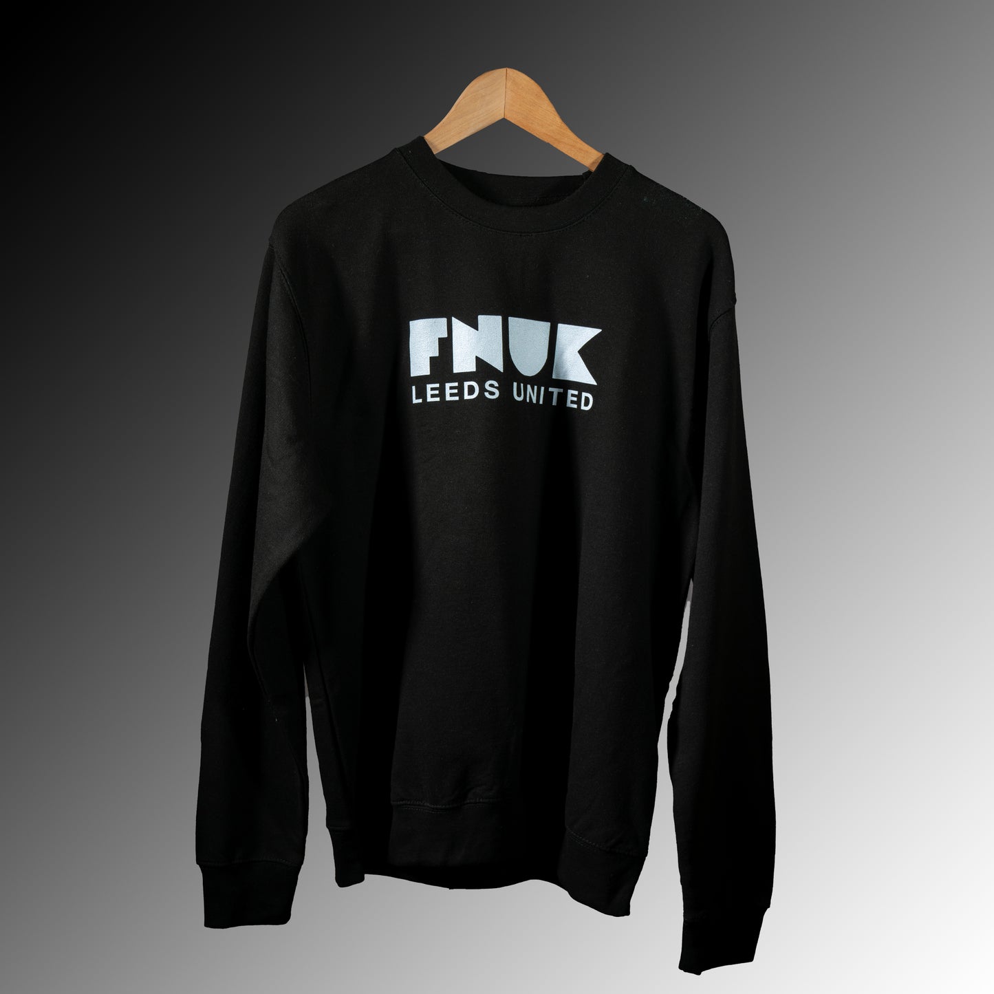 FNUK-logo med Leeds United-genser for kvinner i svart og hvitt